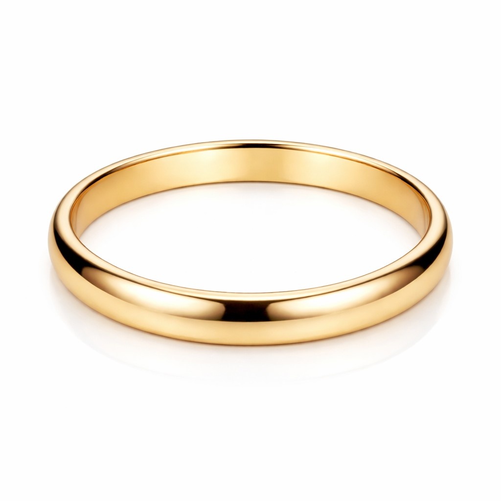 Gładki złoty pierścień na białym tle
